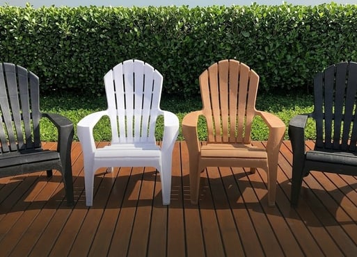 Img: Poltronas Adirondack no deck